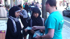 La distribución al nivel de la calle de los folletos educativos de las drogas alcanza tanto a jóvenes como a adultos a lo largo de las calles de Londres. 